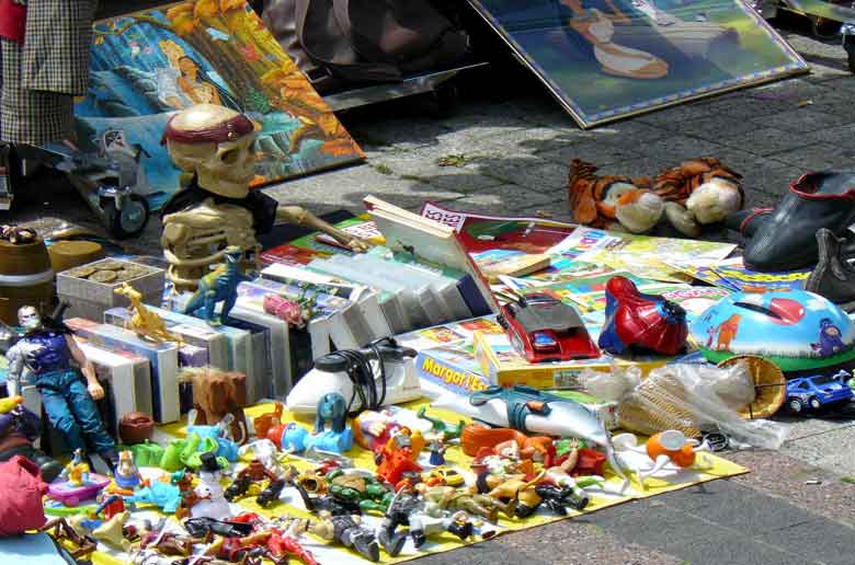 Vide grenier, brocante de la plage à Marseille